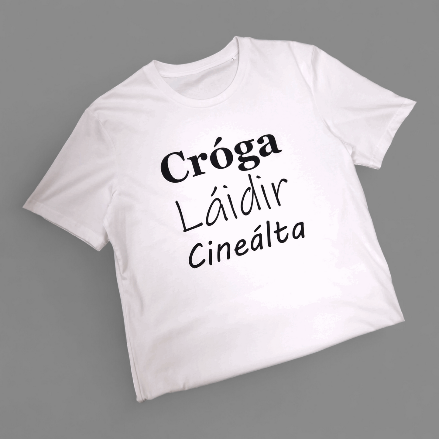 T-Shirt – Erwachsene M – Cróga Laidir Cineálta – Weiß
