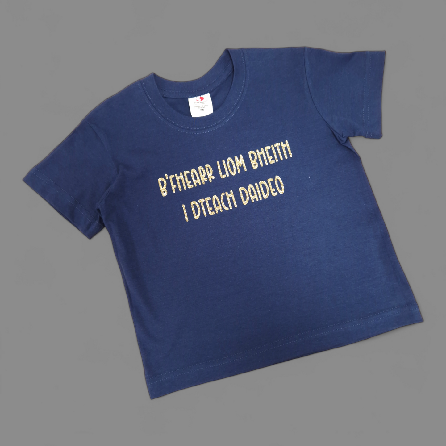 T-Shirt – 5–6 Jahre – B'Fhearr liom bheith i dteach daideo – Marineblau
