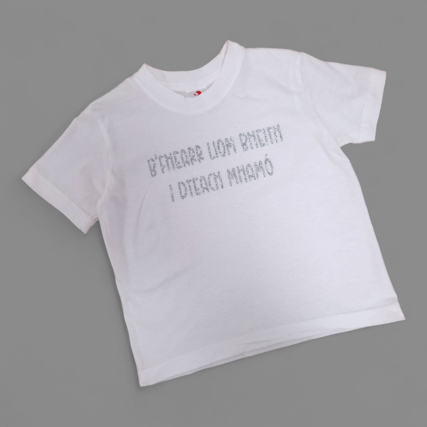 T-Shirt – 5–6 Jahre – B'Fhearr liom bheith i dteach mhamó – Weiß