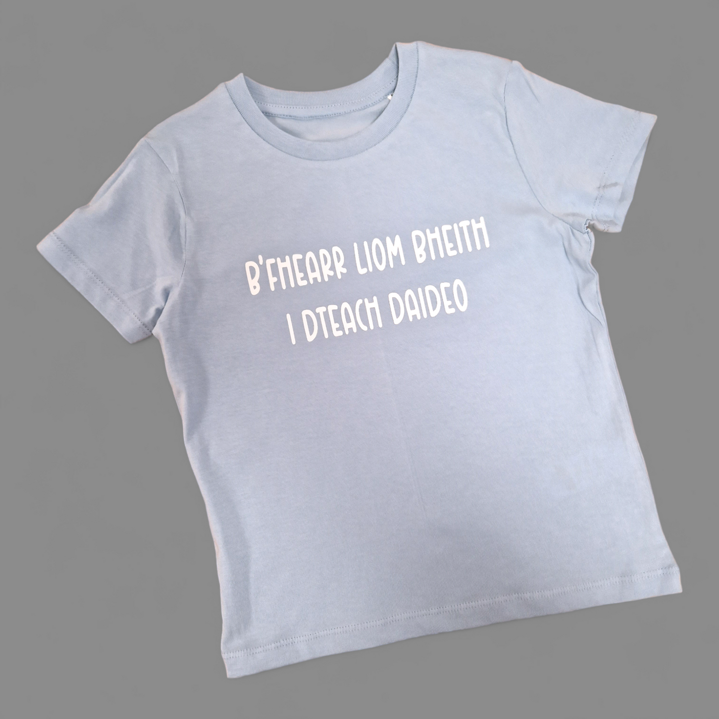 T-Shirt - 5-6 Years - B'Fhearr liom bheith i dteach daideo - Dusky Blue